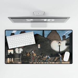 Pode incluir: Um mouse pad retangular com uma ilustração vintage de uma cena de rua com carroças puxadas por cavalos e trabalhadores. A obra de arte é em tons suaves com um cenário industrial. Um teclado e um mouse brancos estão no mouse pad.