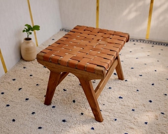 Taburete de lujo hecho a mano en cuero tejido, banco con reposapiés de madera, mueble auxiliar minimalista y moderno para el hogar.