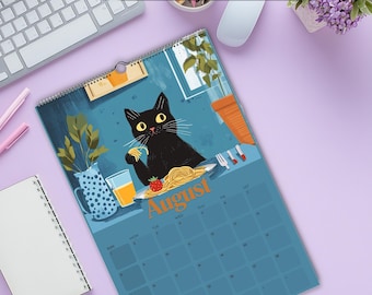 Puede incluir: Un calendario de pared para el mes de agosto con una ilustración de un gato negro comiendo espaguetis en una mesa. La escena incluye una jarra azul con lunares, un vaso de zumo de naranja, una fresa y cubiertos sobre un fondo azul.
