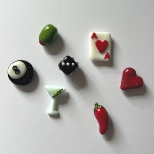 Lot de 7 aimants pour réfrigérateur faits main (inclus : coeur, carte à jouer, dés, piment, boule de billard, verre à martini et olive farcie)