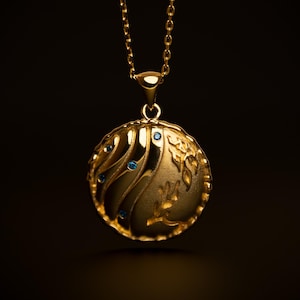 Op de afbeelding: Een gouden ketting met een ronde hanger met een draaiend ontwerp en blauwe edelstenen.
