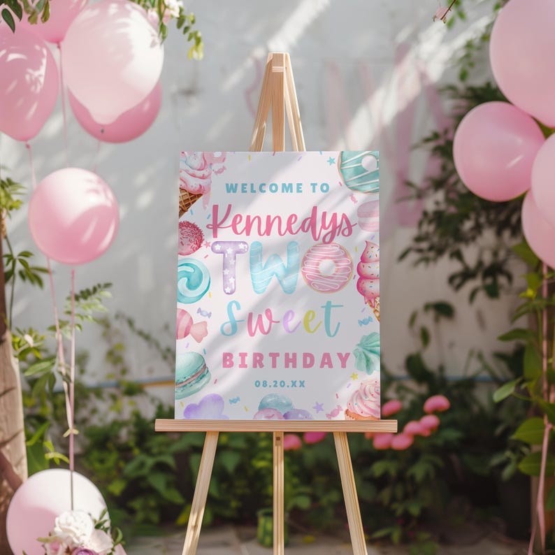 Puede incluir: Un caballete de madera exhibe un letrero que dice "Welcome to Kennedys Two Sweet Birthday" con ilustraciones pastel de dulces. Globos rosas y blancos est&aacute;n en el fondo, junto con vegetaci&oacute;n. El letrero incluye la fecha 08.20.XX.