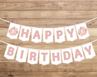 Op de afbeelding: Een witte banner met de woorden "HAPPY BIRTHDAY" in roze letters. De banner is versierd met bloemenpompoenillustraties en kleine gestippelde randen. De banner is geregen aan een witte draad tegen een houten achtergrond.