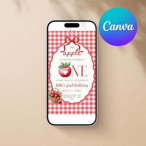 Op de afbeelding: Een smartphone met een digitale verjaardagsuitnodiging op een rood-witte vichy-ruit achtergrond. Het ontwerp bevat een rode appel met een hartje, een mand met appels en de tekst: The apple of our eye is turning one, Bella's first birthday.