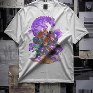 Puede incluir: Una camiseta blanca de manga corta con un estampado gráfico central que muestra a un grupo de cuatro personajes animados con armadura y la silueta de un gran dragón morado. El diseño incluye remolinos de energía morados y detalladas ilustraciones.
