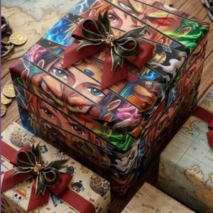 Peut inclure: Une boîte cadeau rectangulaire enveloppée dans du papier illustré de visages de personnages d'anime colorés, surmontée d'un nœud rouge foncé et noir avec un petit emblème de crâne. À côté, une boîte plus petite présente un motif répété.