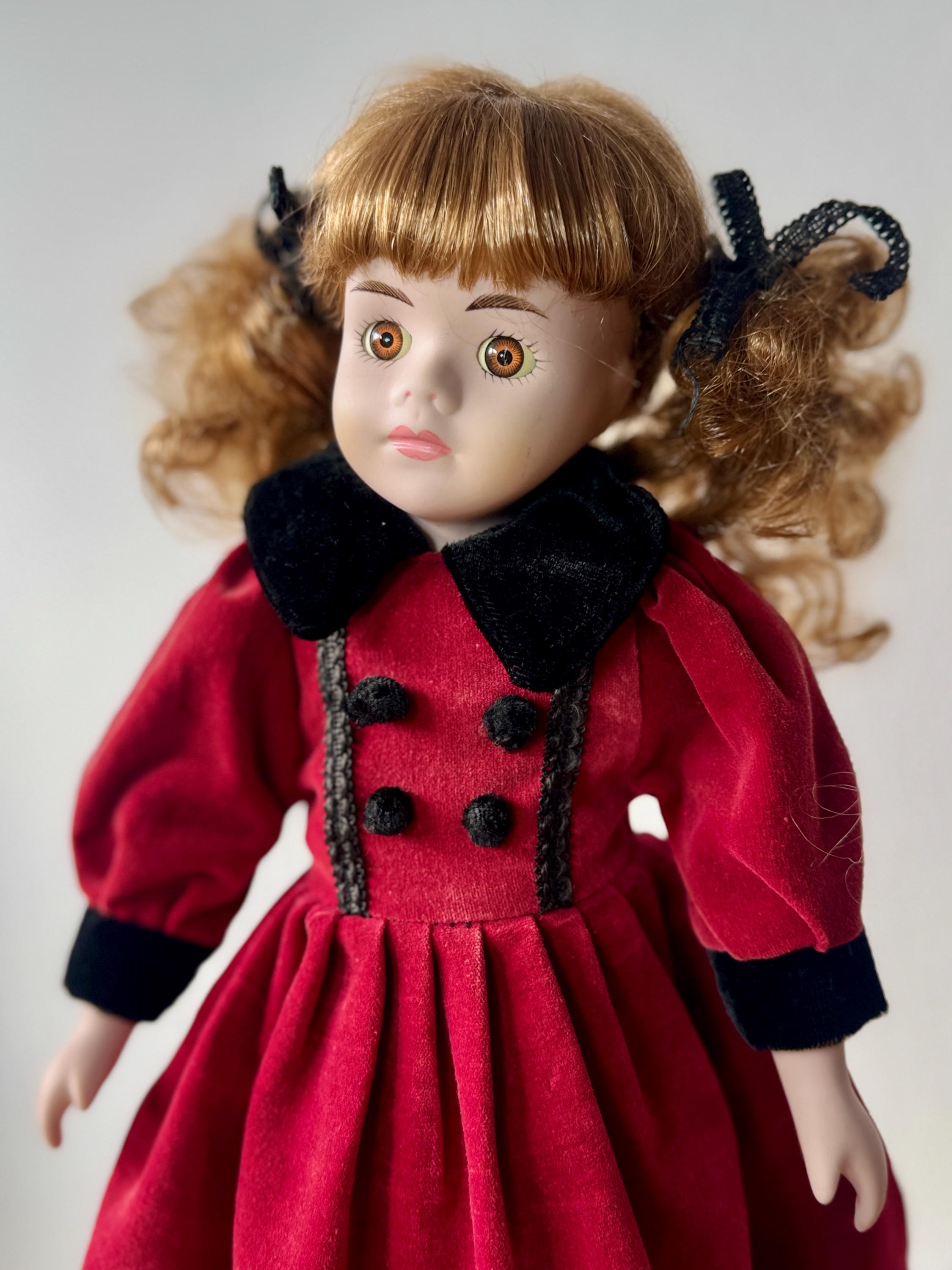 美術品・アンティーク・コレクション ビクトリアン風 赤いベルベットドール