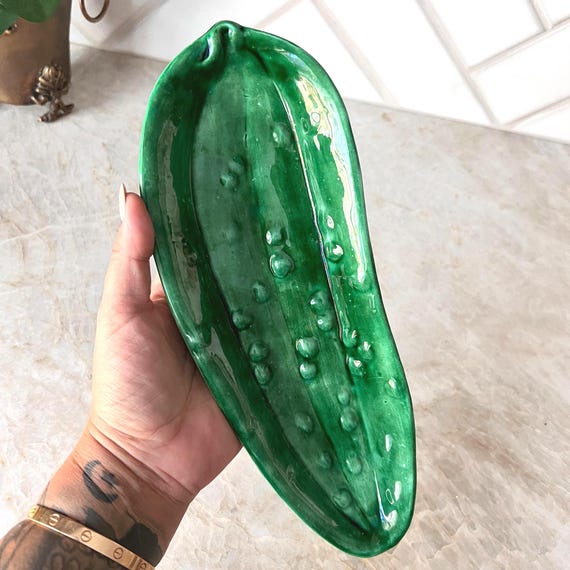 Vintage Ceramic Pickle Dish – Green Glazed Cucumber Oddity – Retro Relish Tray – Whimsical Pottery Catchall – Kitchen Decor