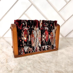 Porta tovaglioli vintage in legno e tessuto, decorazione da cucina retrò fatta a mano anni '80, accessorio da tavolo floreale dipinto a mano, organizer da scrivania