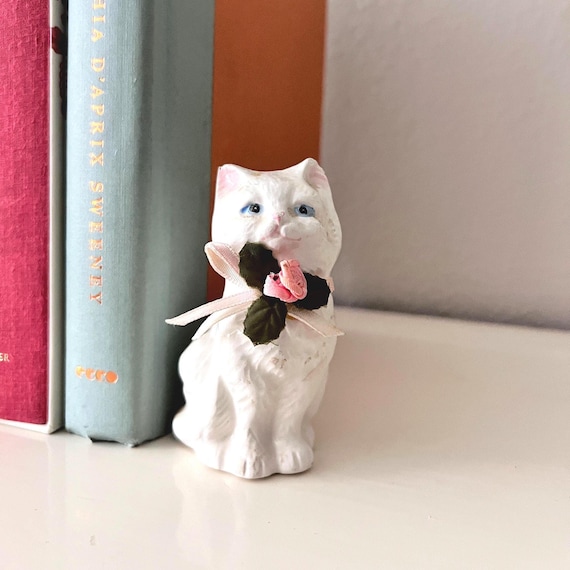 Kitschy Vintage Kitten Figurine – White Ceramic Cat with Pink Rose Bow, 1980s Cottagecore Shelf Decor, Miniature Cat Lover Gift