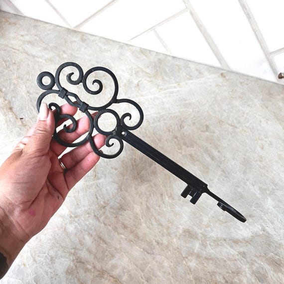 Vintage Wrought Iron Skeleton Key Wall Hook | Black Scroll Key Décor | Cast Iron Wall Hanger