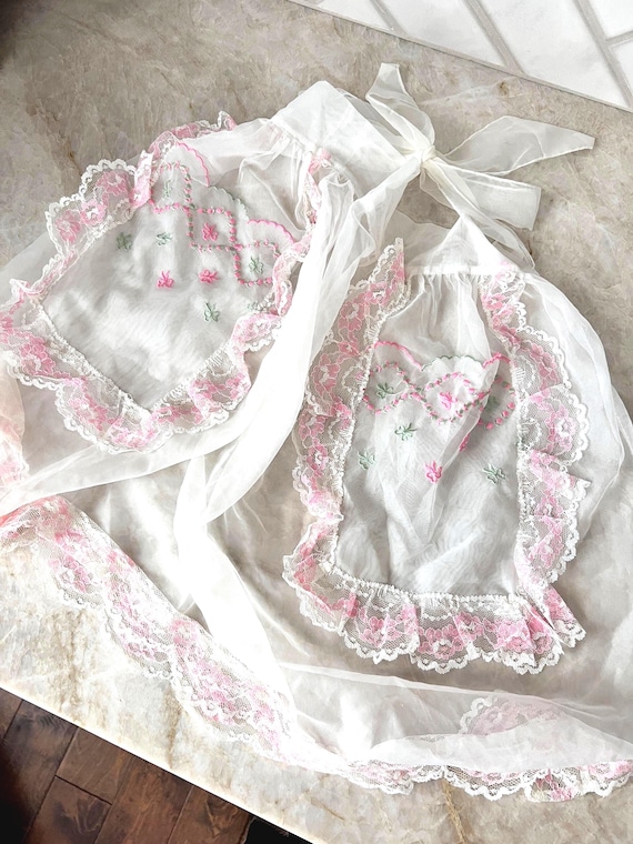 Sheer Vintage Chiffon Half Apron w/ Pink Lace Trim Embroidered Pockets | 50's Pink Apron | Coquette Cottagecore | Sexy Maid | Babydoll Dress