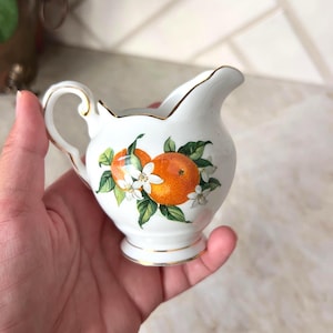 Mini pichet toscan avec oranges | crème anglaise vintage en porcelaine tendre | Petite cruche d&#39;agrumes, pichet à crème florale, décoration de thé à collectionner