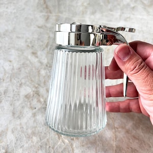 Vintage Glas-Ahorn-Sirup-Krug mit Klappdeckel - Pressglas-Honigspender | Glas Milchkännchen, 13cm hoch |