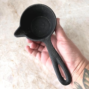 Lodge Cast Iron Melting Pot, Seasoned Butter Warmer with Pour Spout, Small Sauce Pot for Stove or Grill