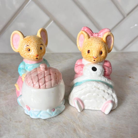 Vintage Mouse Cream and Sugar Set – Ceramic Anthropomorphic Mice, Lamb & Acorn, Pastel Nursery Tea Decor, Kitsch Animal Figurine Serveware
