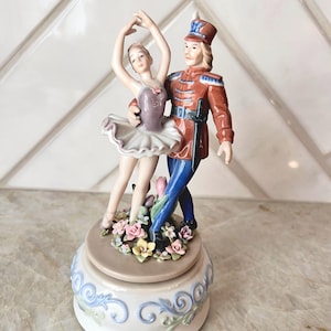 Vintage Porcelanowa Pozytywka | Figurka Baletnicy i Żołnierza | Gra Sonatę Księżycową | Prezent Baletowy Dziadek Do Orzechów | Romantyczne Wirujące Tancerki
