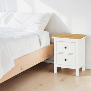 Puede incluir: Un juego de tres tazas de cerámica con un acabado moteado y mate. Las tazas son de color crema, gris claro y gris oscuro. Cada taza tiene un diseño simple y minimalista, ideal para café o té.