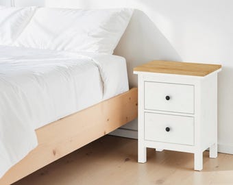 Pannello decorativo IKEA Hemnes per comodino/cassettiera a 2 cassetti. Pannello testurizzato con effetto legno. Realizzato a mano in Spagna.