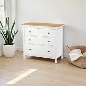 Painel decorativo IKEA Hemnes para cômoda de 3 gavetas. Painel texturizado com efeito madeira. Feito à mão na Espanha.