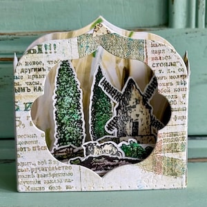 Traditionell vintage handmålad byscen miniatyr skugglåda papperskonst.