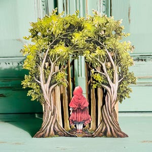Scena tridimensionale in carta della foresta di Cappuccetto Rosso