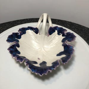 Plato de cerámica vintage con forma de hoja de parra y asa doble, color morado y blanco, ideal para guardar pequeños objetos, jabón, dulces o cualquier otro artículo de decoración cottagecore shabby chic.