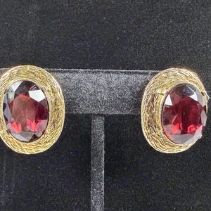 Orecchini vintage anni '80 in vetro rosso rubino con clip, orecchini ovali di tendenza color oro.