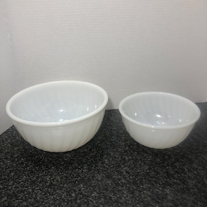 Vintage Anchor Hocking Fire King set of 2 milk glass white swirl mixing bowls 9” and 7”