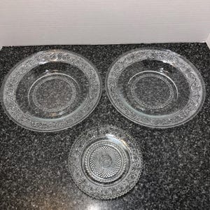 Set di 3 ciotole da zuppa e insalata vintage KIG Malaysia da 9 pollici con piattino da 5,75 pollici e piatto da dessert per pane, in cristallo trasparente.