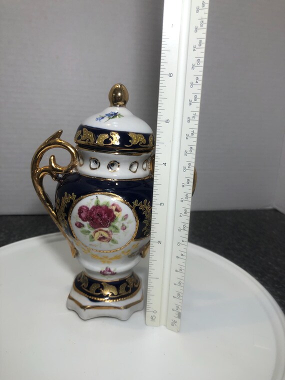 ヴィンテージの中国製ダブルハンドル蓋付き花瓶、ゴールドのアクセント