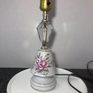 Vintage MCM boudoir floral pink roses table lamp bedside gold looking trim country farmhouse decor