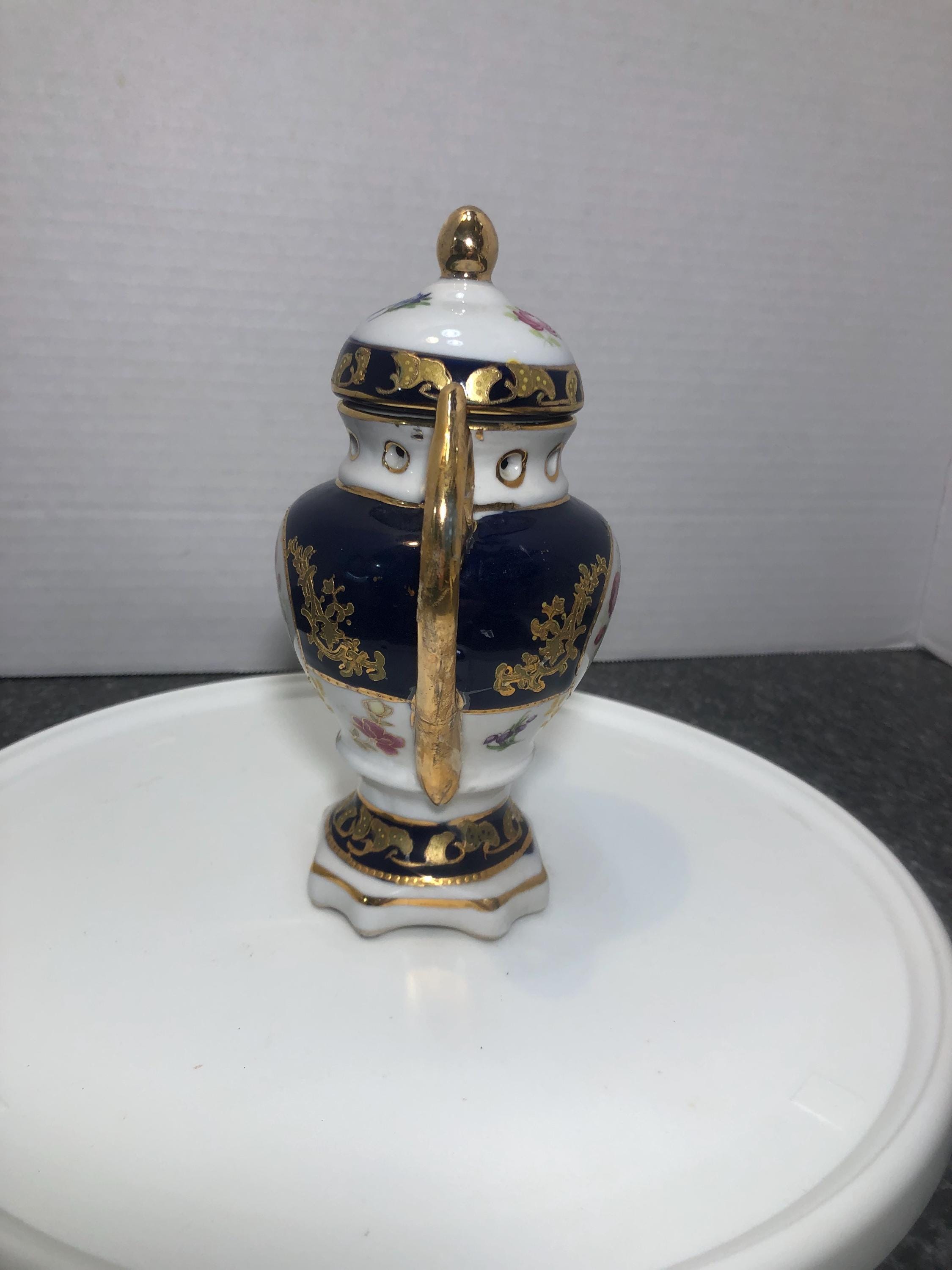 ヴィンテージの中国製ダブルハンドル蓋付き花瓶、ゴールドのアクセント