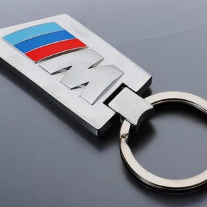 Porte-clés BMW m avec logo BMW-M et couleurs typiques BMW m en métal.