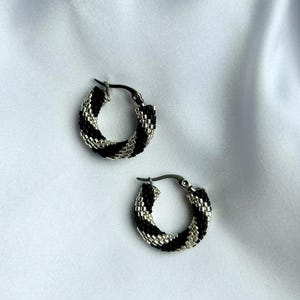 Esclusivi orecchini a cerchio neri e argento realizzati con perline giapponesi, vibranti e scintillanti, un regalo meraviglioso per la ragazza