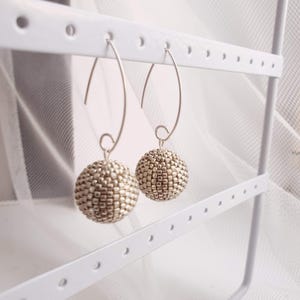 Orecchini con perline di semi in argento, orecchini pendenti con sfere in argento, orecchini fatti a mano con sfere, orecchini pendenti unici, regalo di compleanno per la migliore amica