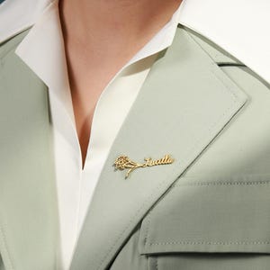 Broche con nombre personalizado, broche de flor de cumpleaños personalizado, broche de solapa con letra, el mejor regalo para damas de honor, momento culminante de la boda, regalo para mamá/esposa