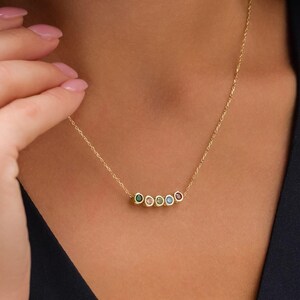 Collana con pietra portafortuna per la festa della mamma, collana con più pietre portafortuna, collana con pietra portafortuna per la famiglia, collana con pietra portafortuna personalizzata, gif per la festa della mamma