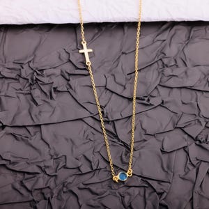 Collier croix avec pierres de naissance sur le côté, collier croix avec pierres de naissance en or, cadeau fête des mères, collier croix de famille, collier avec pierres de naissance personnalisé