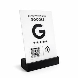 Suporte NFC para avaliações do Google com código QR – branco e preto, com recurso "toque para avaliar", ideal para mesas ou balcões.