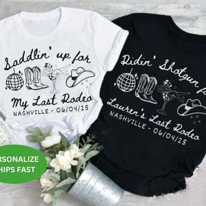 Könnte beinhalten: Zwei weiße T-Shirts mit schwarzem Text und Grafiken. Der Text auf dem weißen Shirt lautet "Saddlin' up for My Last Rodeo Nashville - 06/04/25". Der Text auf dem schwarzen Shirt lautet "Ridin' Shotgun for Lauren's Last Rodeo Nashville - 06/04/25".