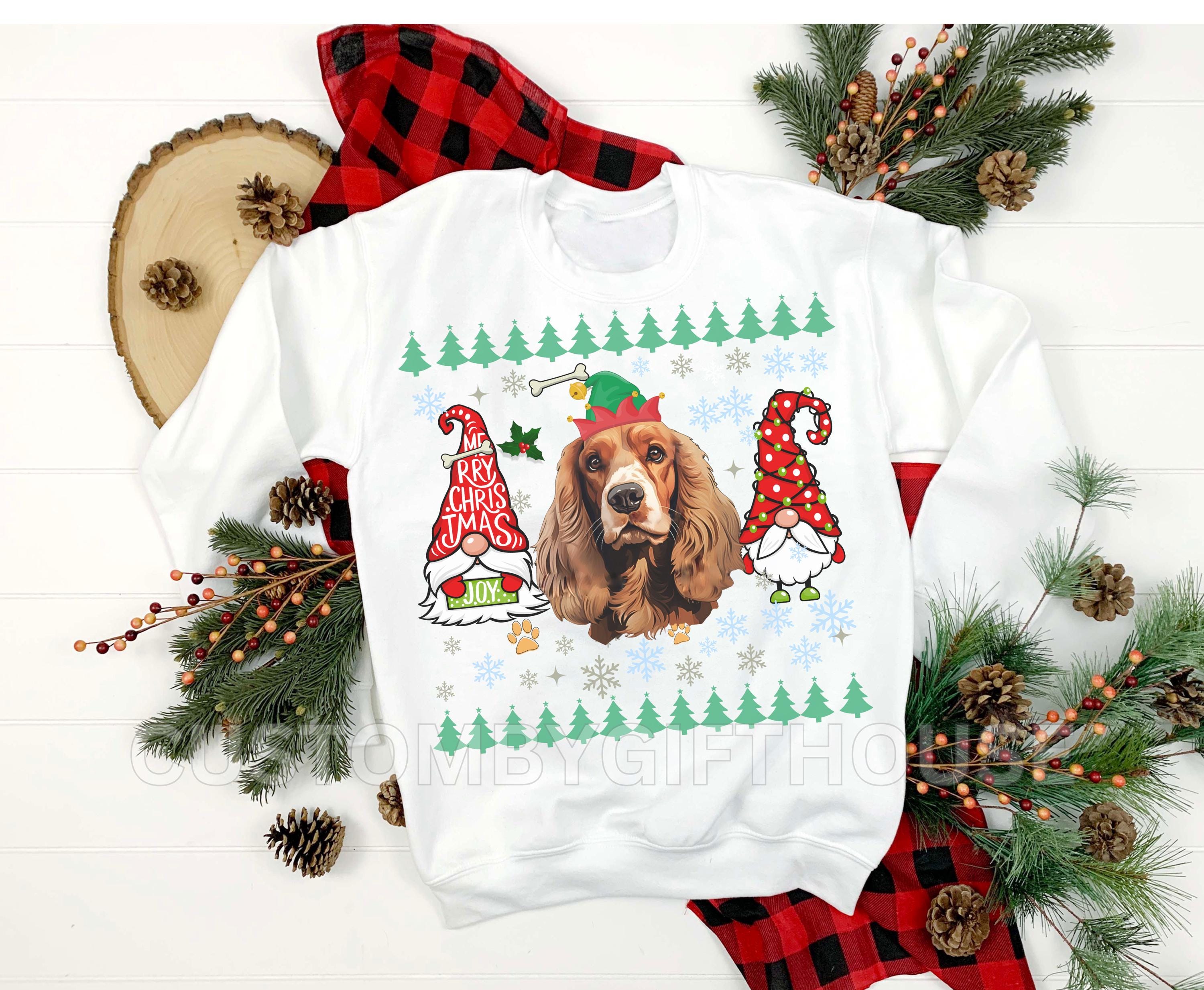 Produktbild von Cocker Spaniel In Einem Weihnachtsmütze. Das Konzept Von Weihnachten Und Neujahr Fotosession Im Studio Auf Weissem Hintergrund Image383432358