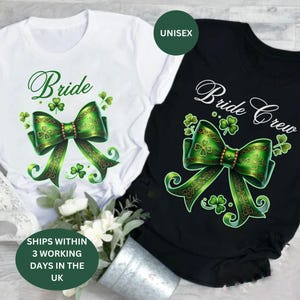 Peut inclure: Deux t-shirts, un blanc et un noir, avec un nœud vert trèfle et le texte "Bride" et "Bride Crew".