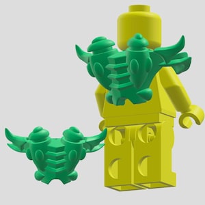 Puede incluir: Una taza de cerámica blanca con un asa negra y el texto "But First, Coffee" en negrita negra. La taza se encuentra sobre un fondo neutro, resaltando su diseño sencillo.