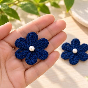 Orecchini a fiore all'uncinetto blu navy, orecchini a lobo floreali audaci, gioielli retrò di tendenza, orecchini con perla centrale realizzati a mano