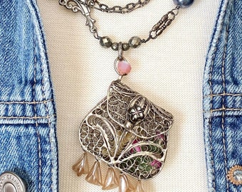 Collar de plata de ley con forma de monedero pequeño, perlas de agua dulce y piedras preciosas