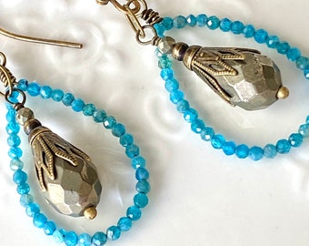 Pendientes colgantes de aro con piedras preciosas de apatita y pirita