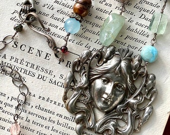 Collar con colgante Art Nouveau con rostro de dama y perlas, amatista, aguamarina, labradorita, granate, citrino y más.