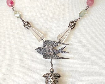 Collar antiguo de plata esterlina con vinagreta, golondrina y piedras preciosas.