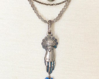 Collar de mano de piedra lunar de pirita y labradorita con corazón de lapislázuli